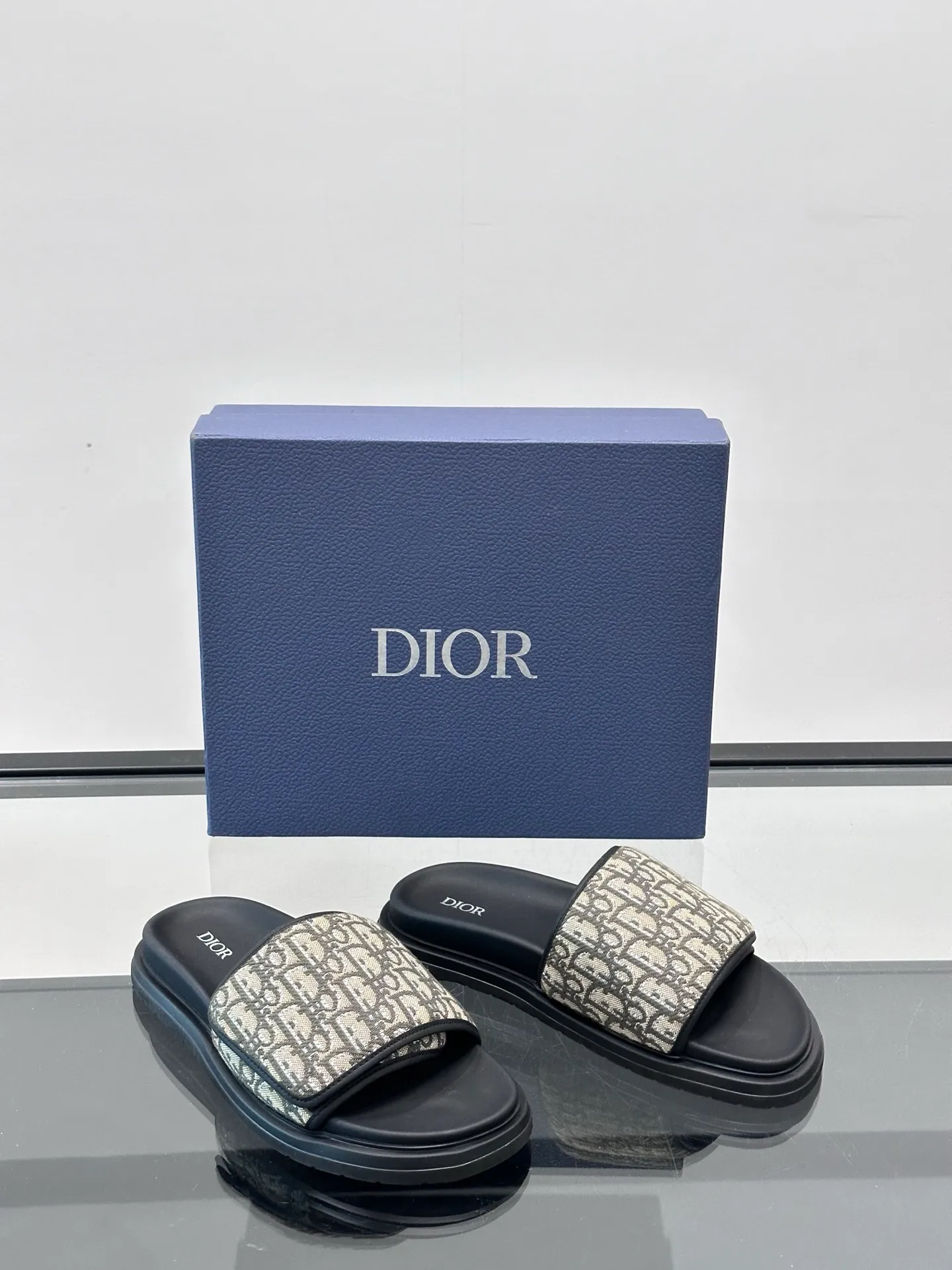 Factory price: 280💰𝐂𝐡𝐫𝐢𝐬𝐭𝐢𝐚𝐧 𝐃𝐢𝐨𝐫 Dior's latest popular sandals, classic upgraded Velcro sandals, original replicas, super durable and versatile, very comfortable on the feet, slimming and white, original cowhide leather upper, sheepskin lining Original d hardware buckle Original molded T men's shoes 💰U outsole Size: 38-44 (.45.46 customized)